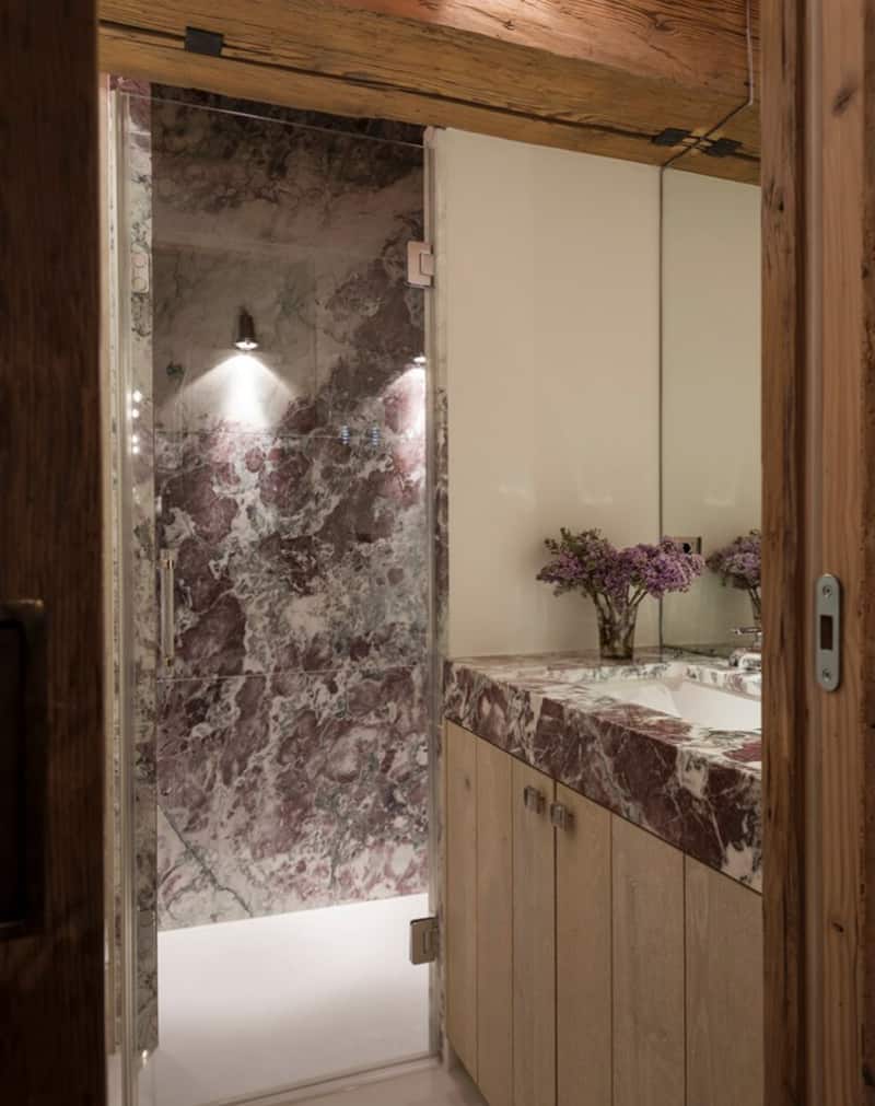 mountain-ski-chalet-bathroom