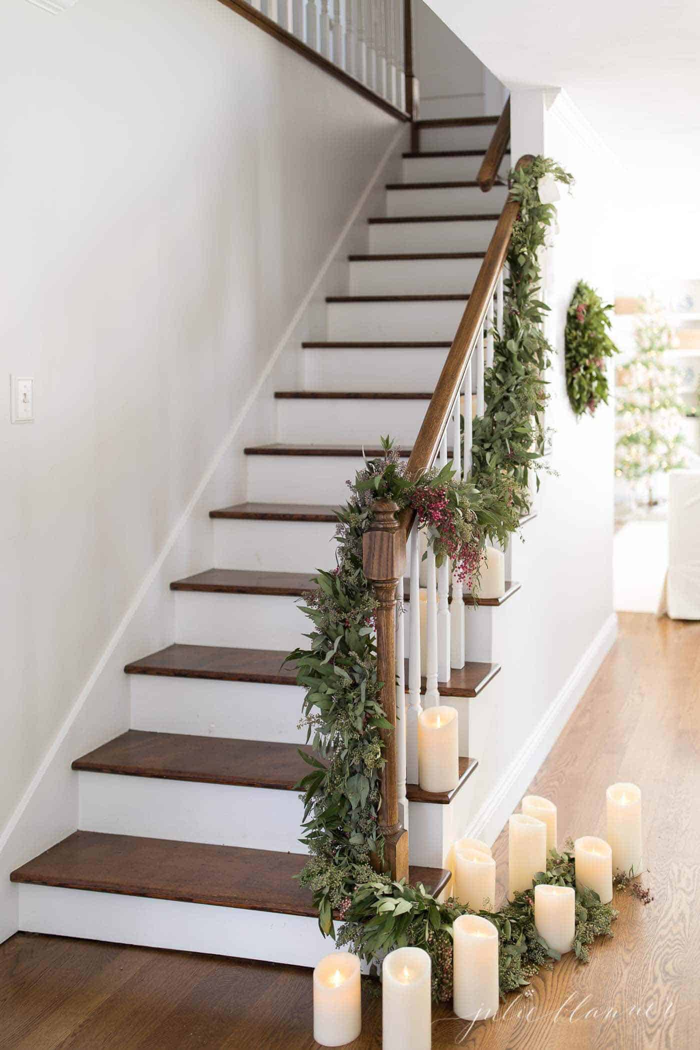 gorgeous-christmas-garland-decorating-ideas-staircase