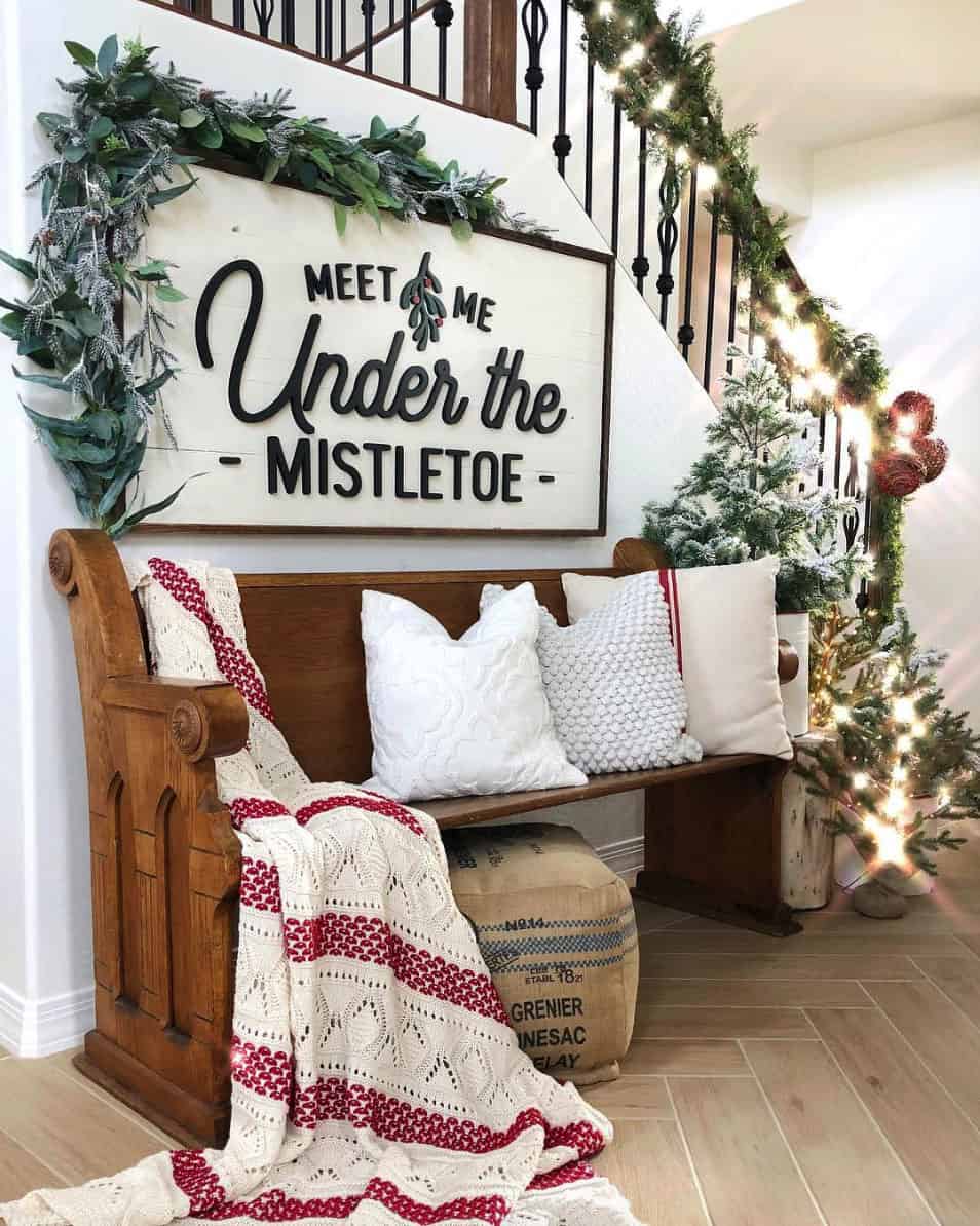 gorgeous-christmas-garland-decorating-ideas-staircase