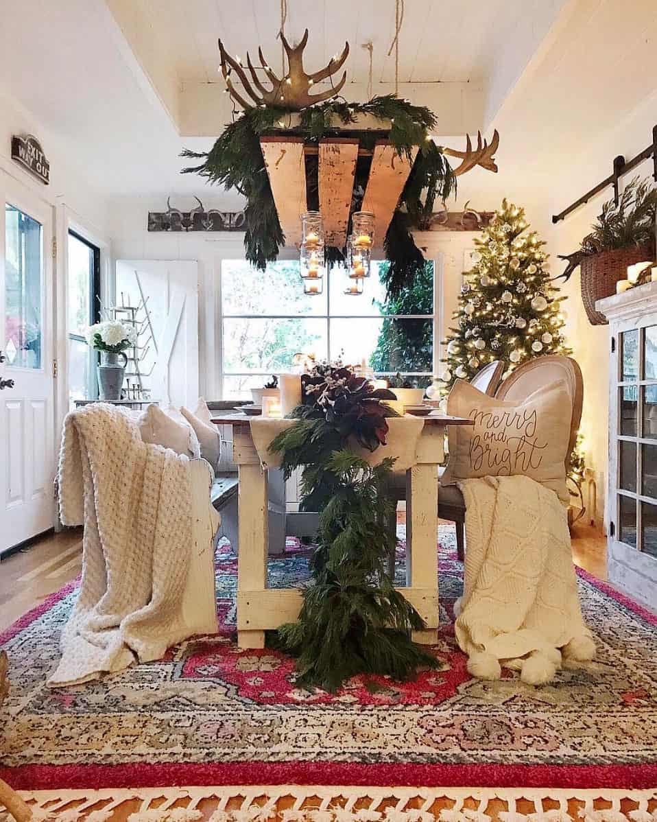 gorgeous-christmas-garland-decorating-ideas-dining-table-centerpiece