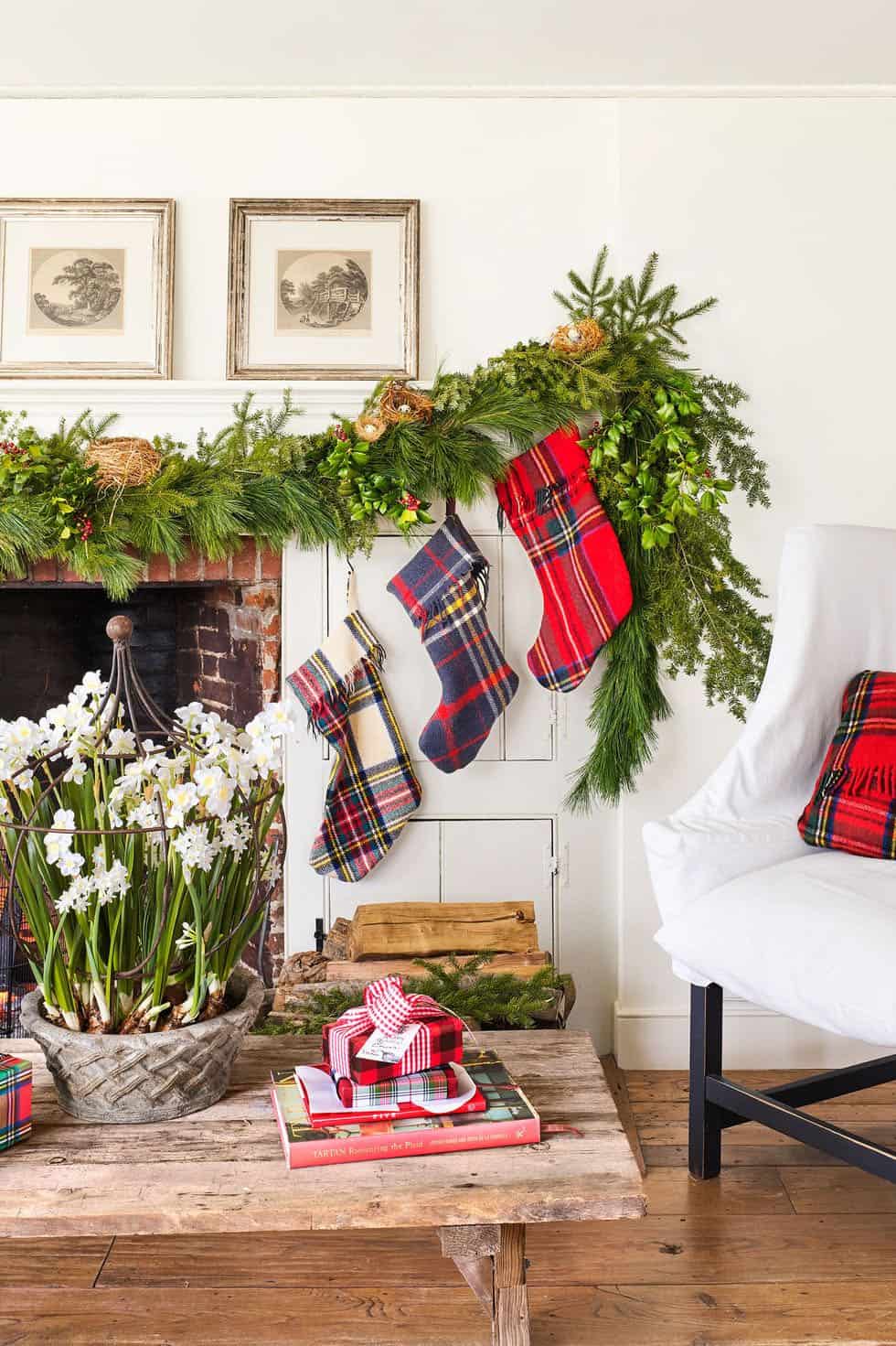 gorgeous-christmas-garland-decorating-ideas-living-room-fireplace