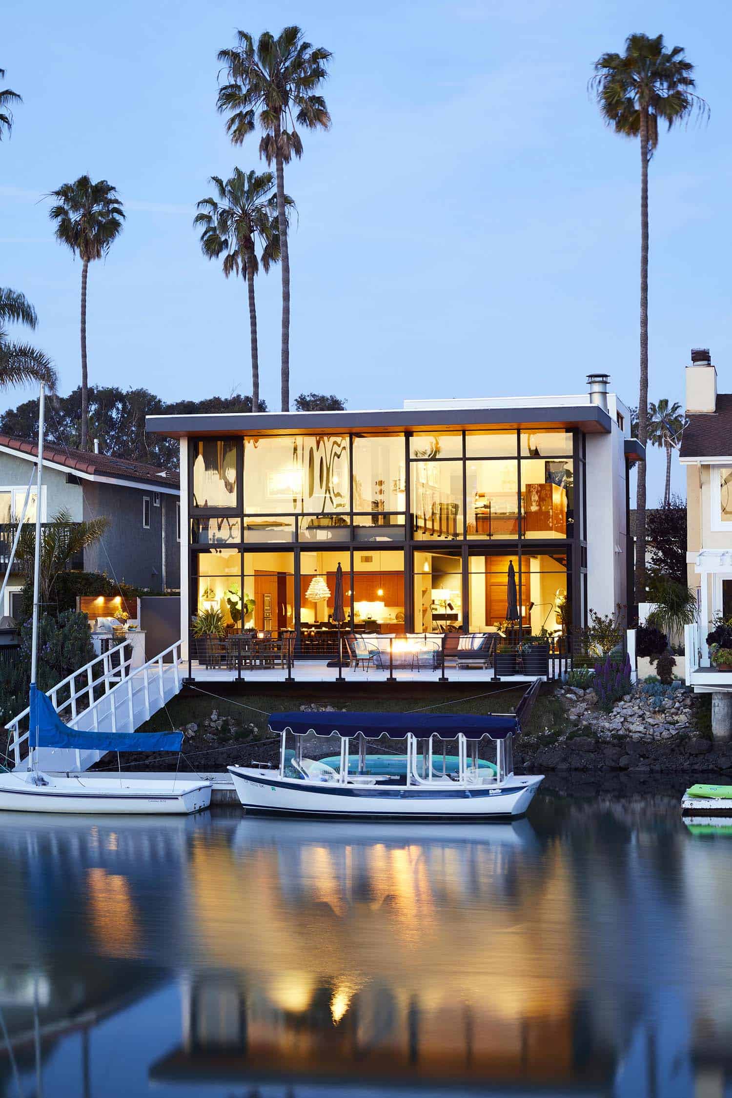 modern-waterfront-home-exterior