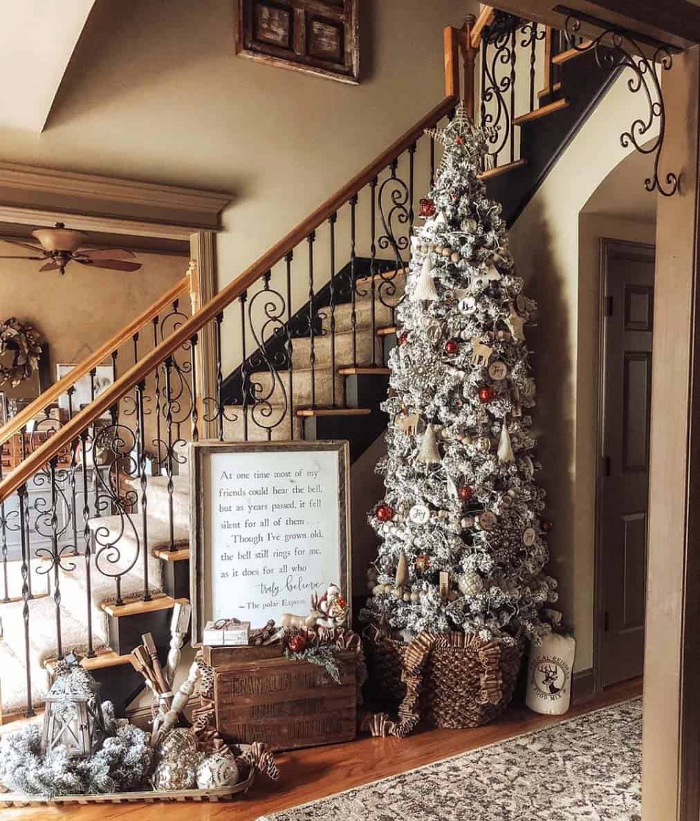 rustic-farmhouse-christmas-decorating-ideas-staircase