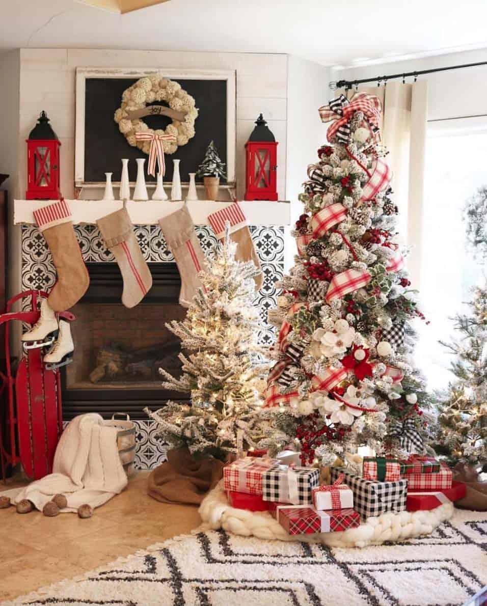 30+ Cozy And Wonderful Rustic Farmhouse Christmas Decorating Ideas