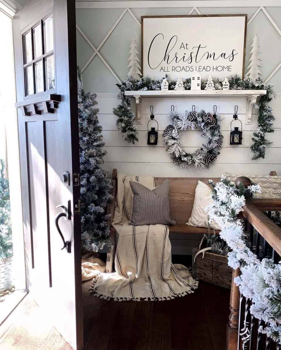 rustic-farmhouse-christmas-decorating-ideas-entry