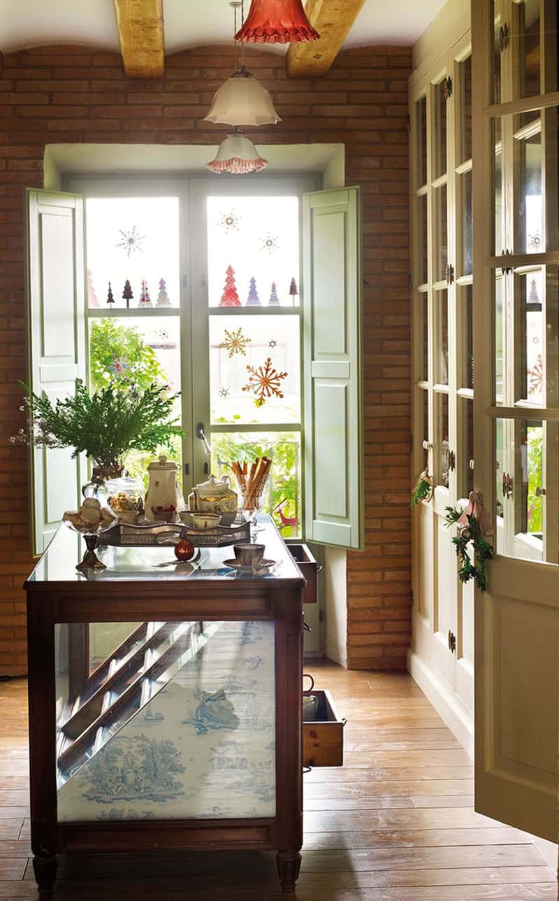 christmas-decorated-old-farmhouse-kitchen