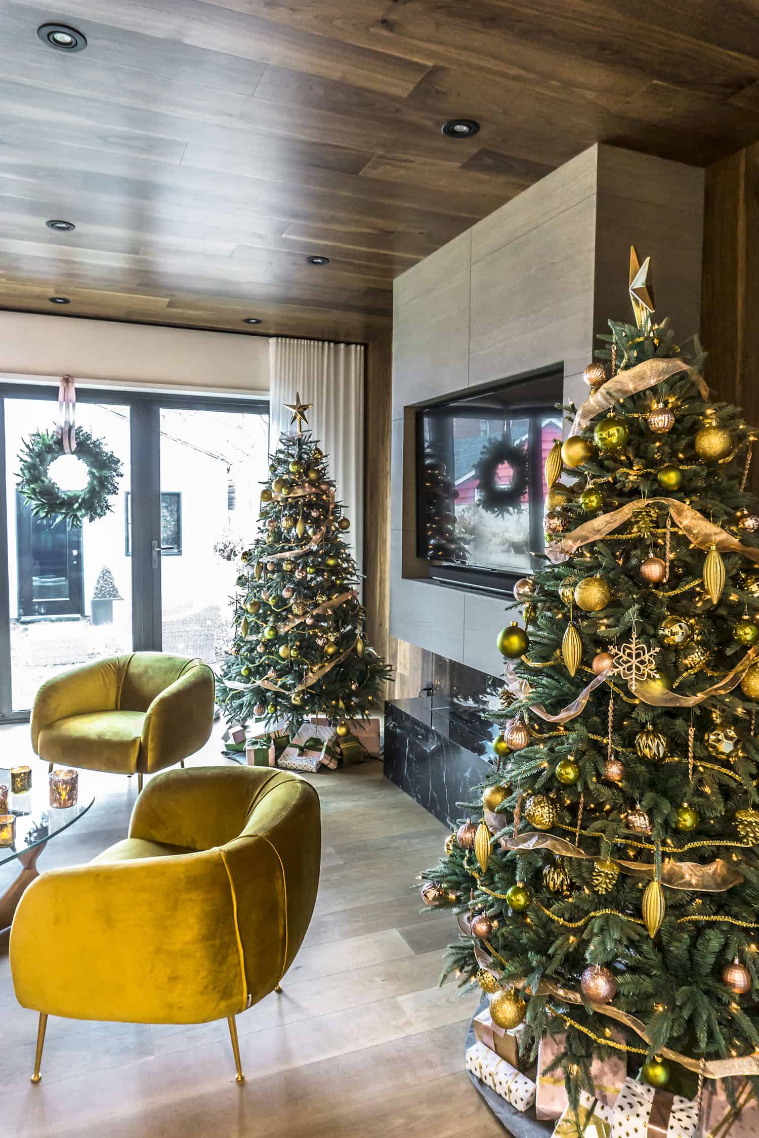 contemporary-home-living-room-christmas-decorations