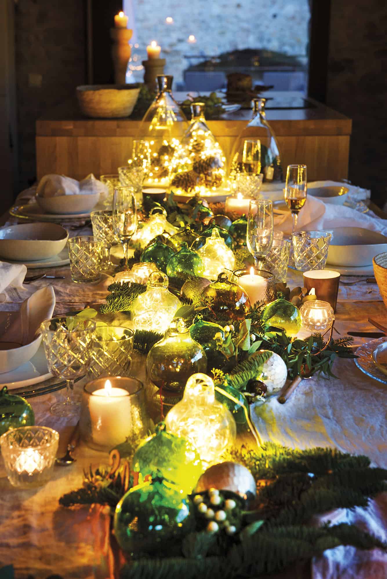 converted-barn-house-christmas-table-decorations