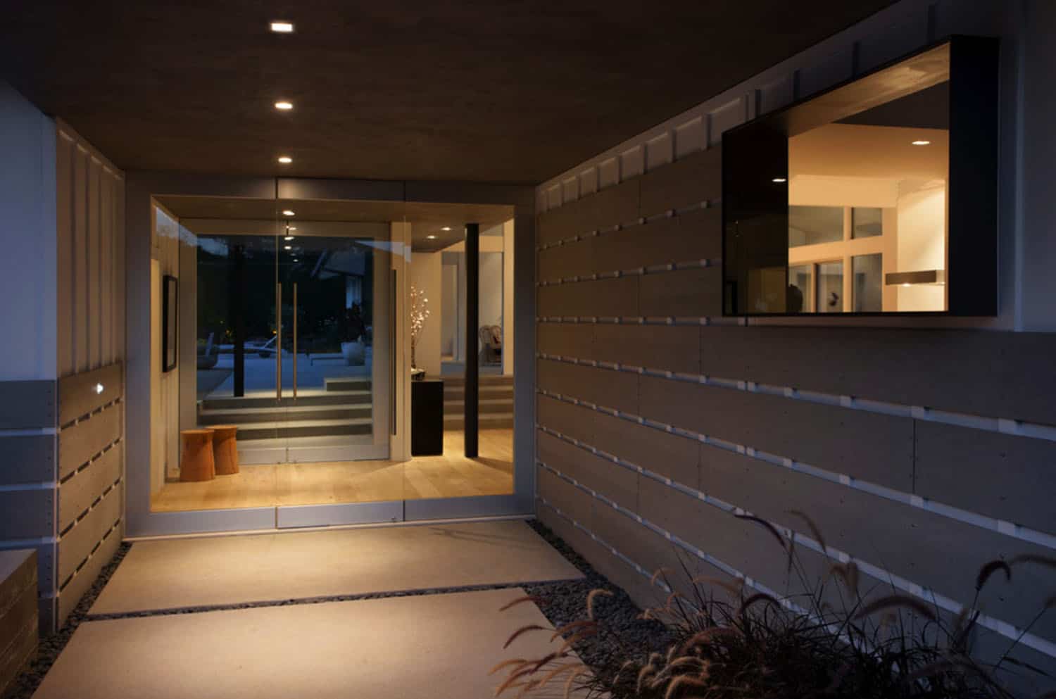 midcentury-ranch-house-entry