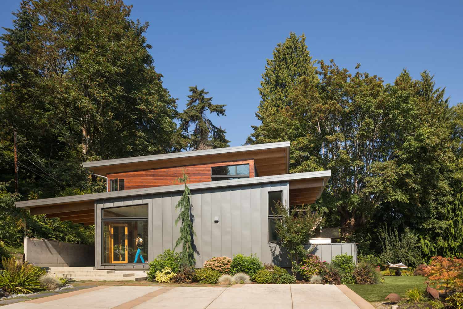 modern-hillside-home-exterior