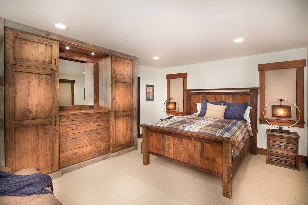 mountain-rustic-family-lodge-bedroom