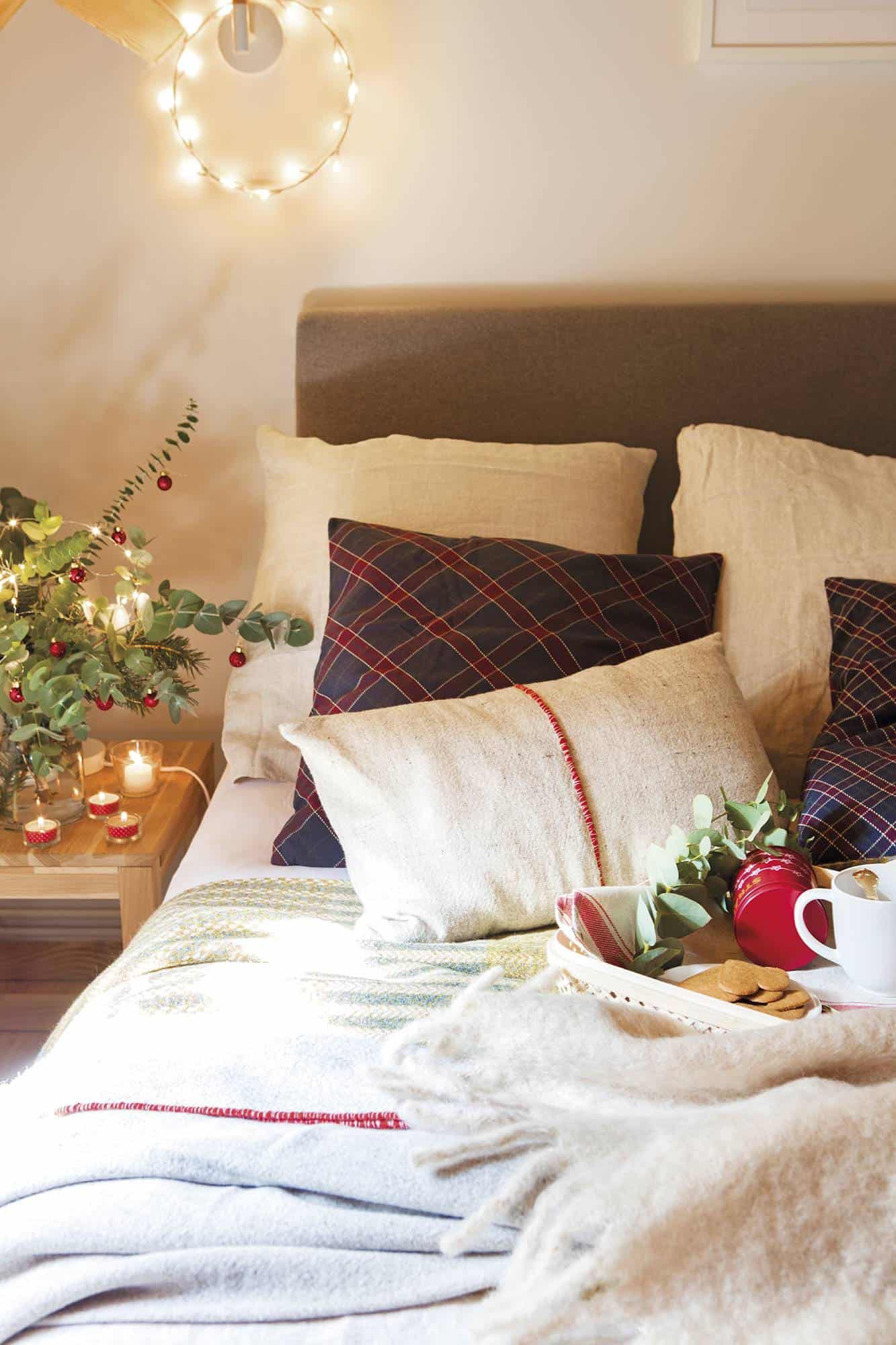 rustic-cabin-bedroom-christmas-decorations