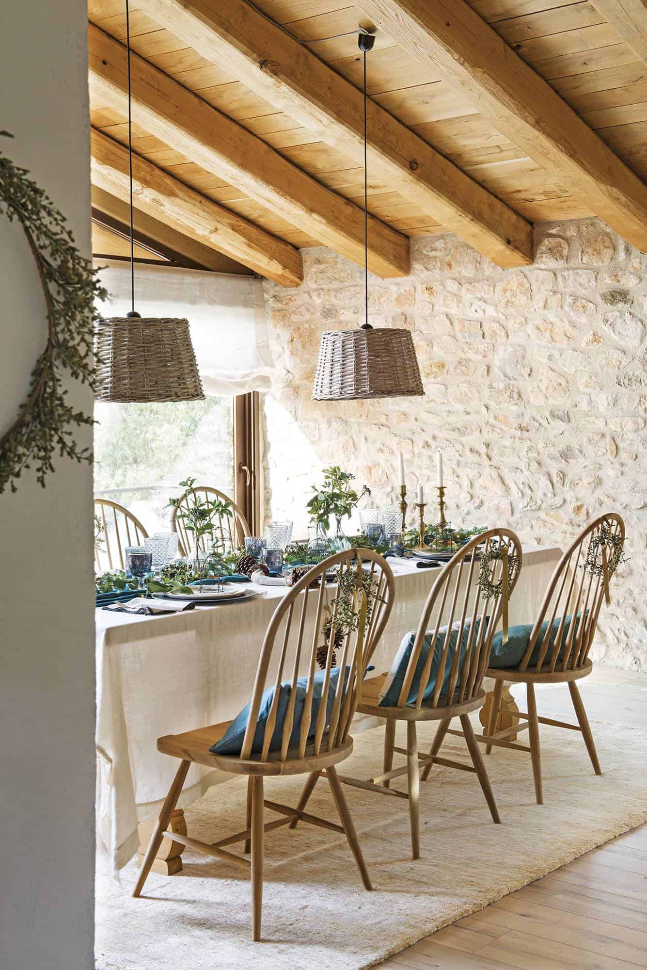 dining-room-with-christmas-decorations