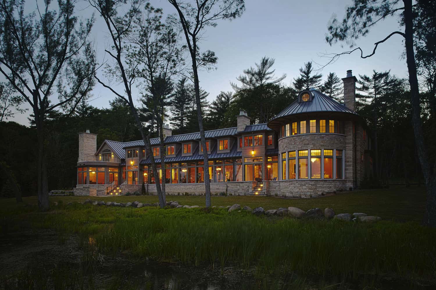 contemporary-lake-house-retreat-exterior