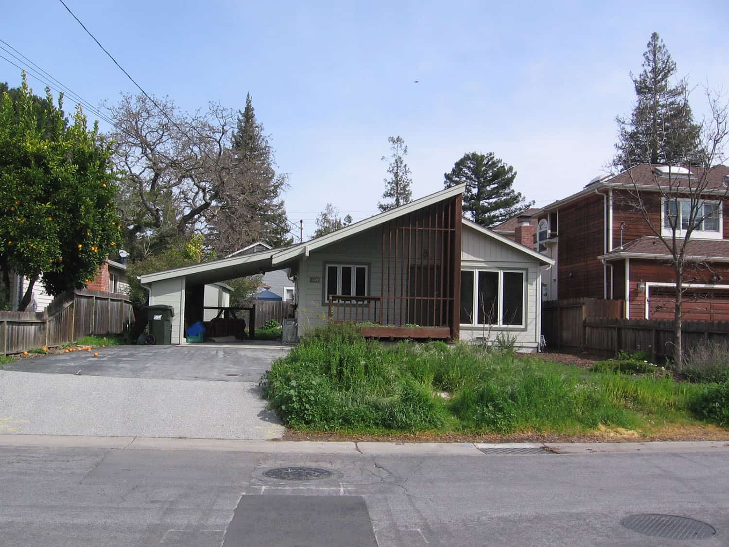 midcentury-home-exterior-before-renovation