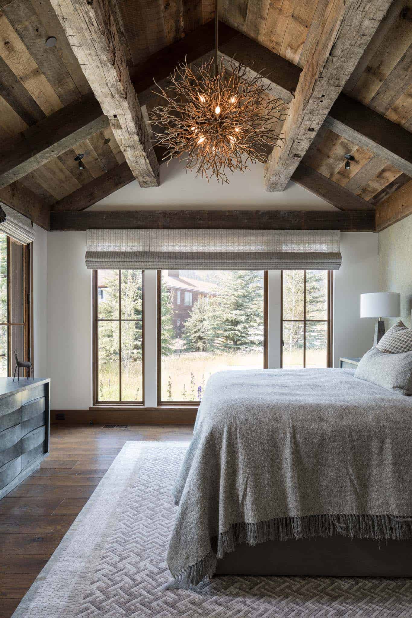 rustic-mountain-home-bedroom