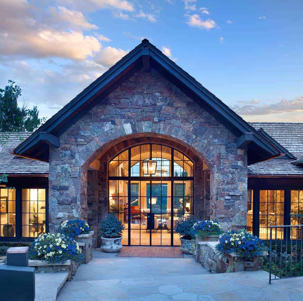 transitional-style-mountain-home-exterior