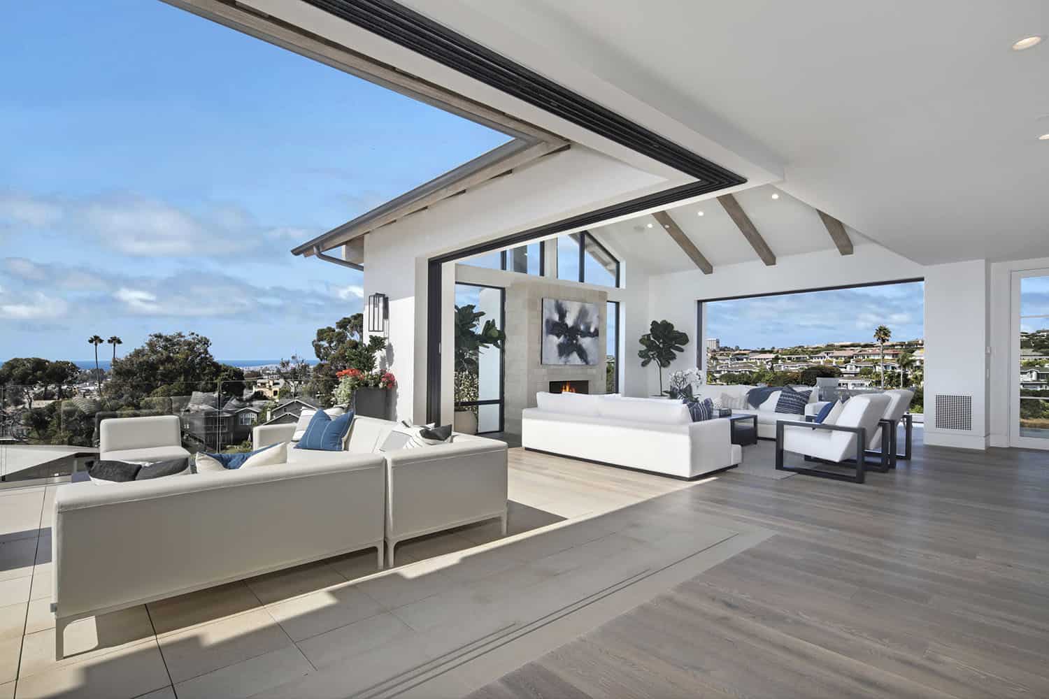 beach-style-living-room-patio