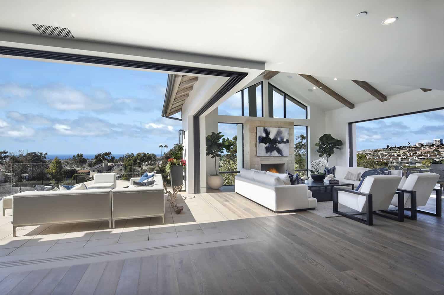 beach-style-living-room-patio