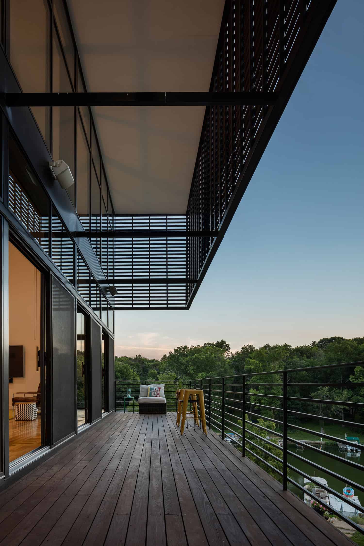 modern-lodge-style-balcony