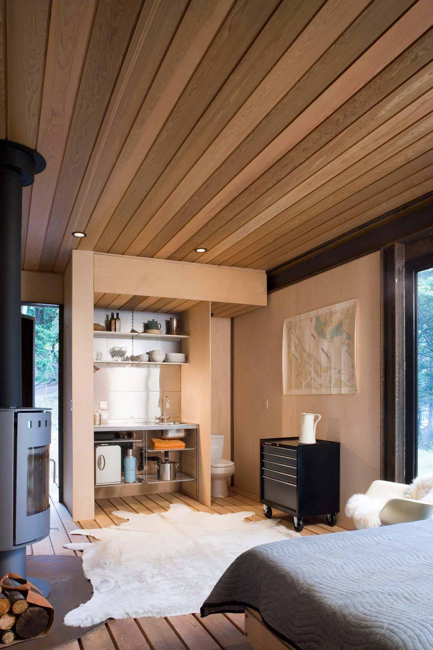 small-cabin-living-room