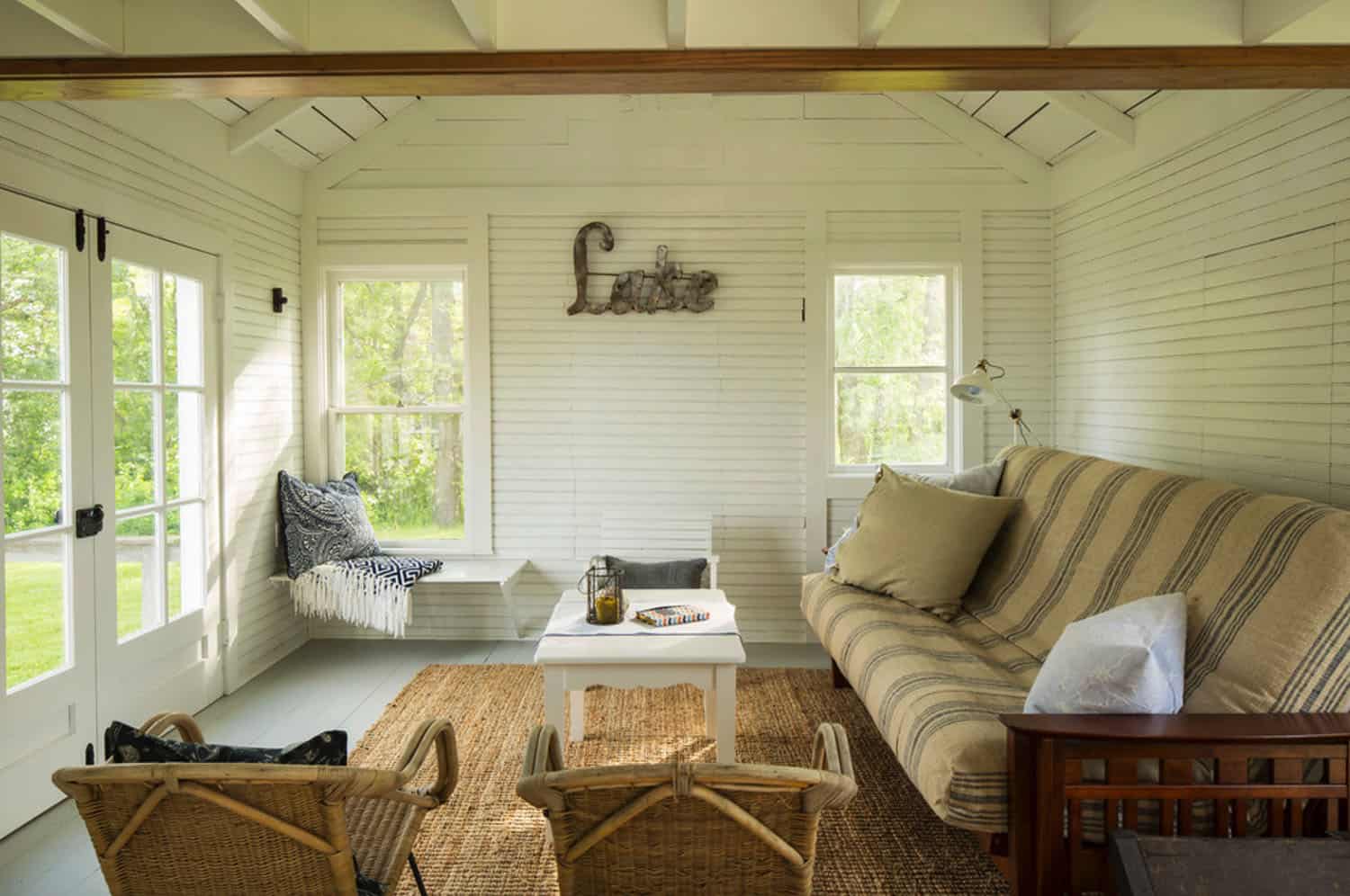 summer-lakeside-cottage-living-room