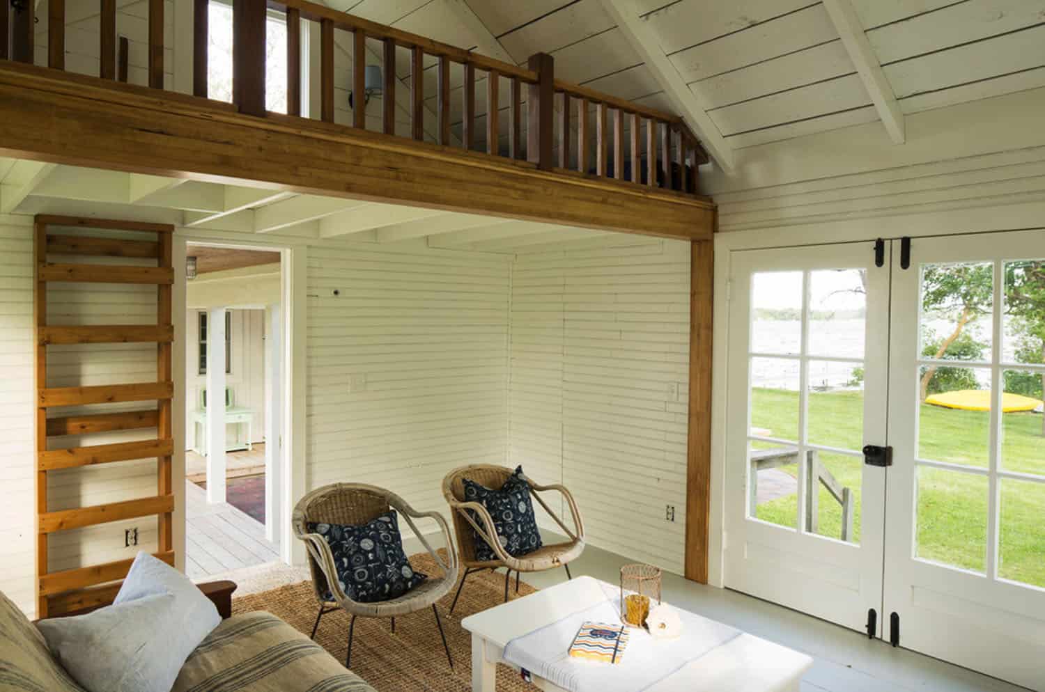 summer-lakeside-cottage-living-room