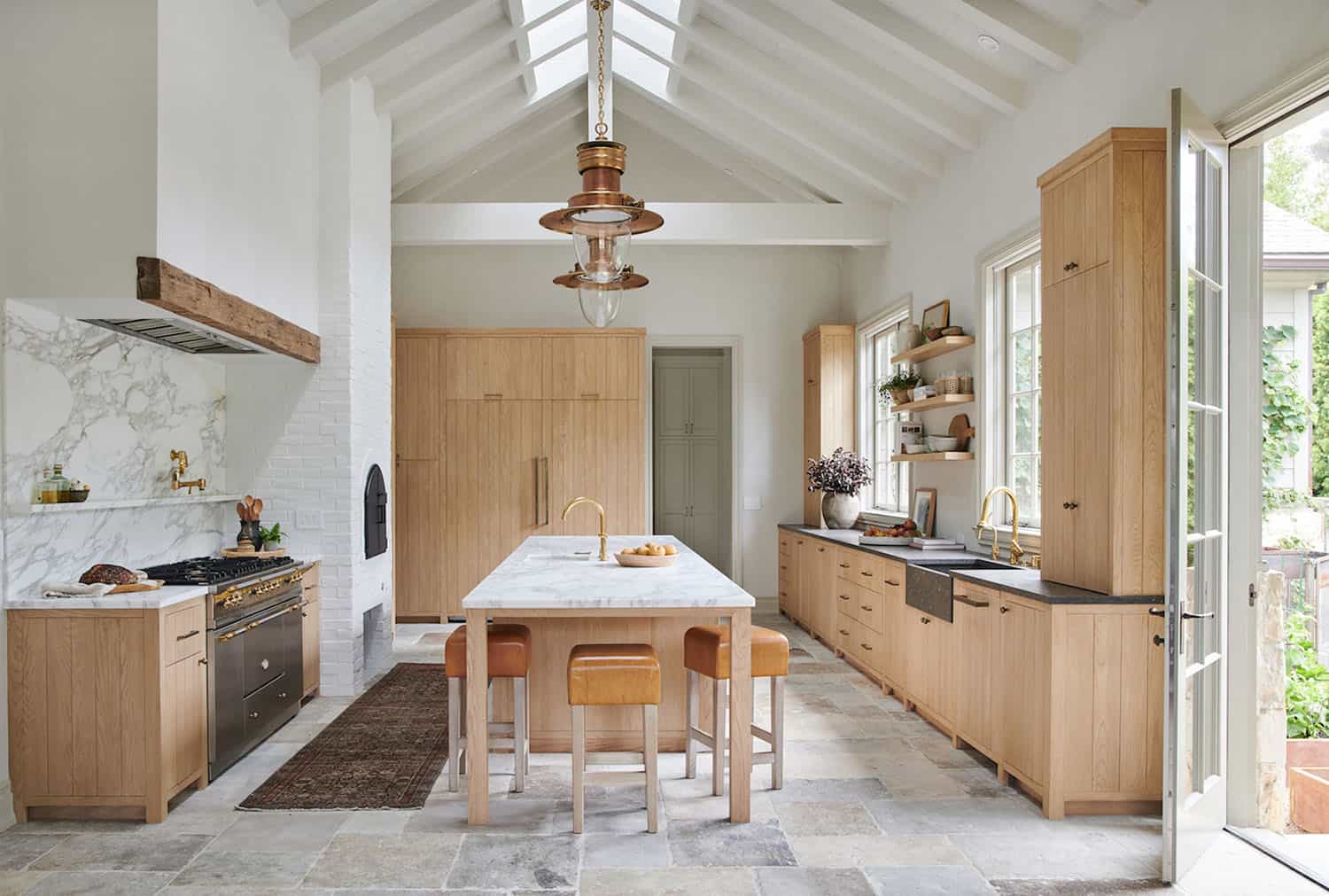 rustic-farmhouse-style-kitchen
