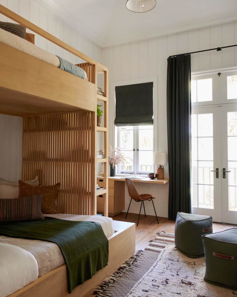 rustic-farmhouse-style-bunk-bedroom