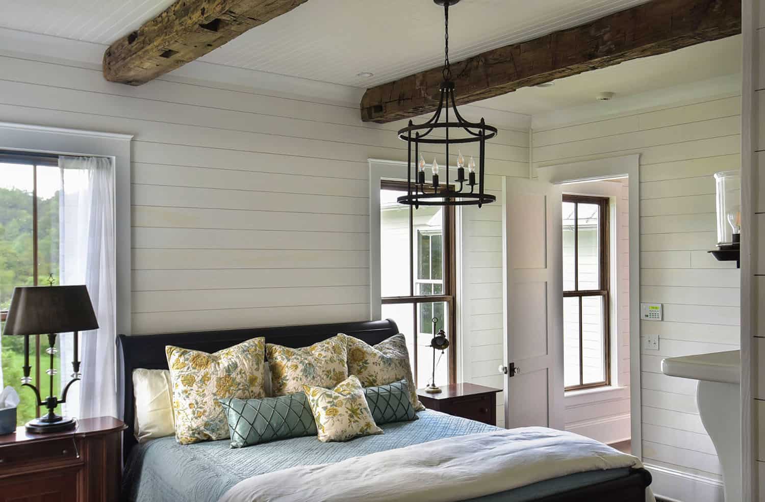 mountain-farmhouse-bedroom