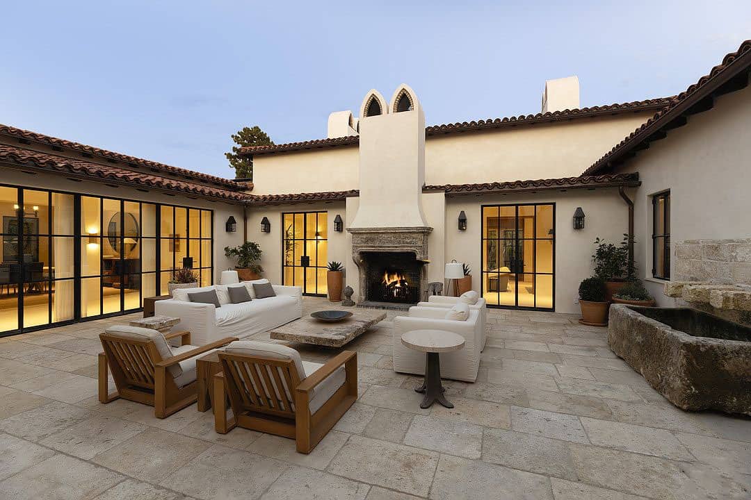 spanish-colonial-style-home-patio