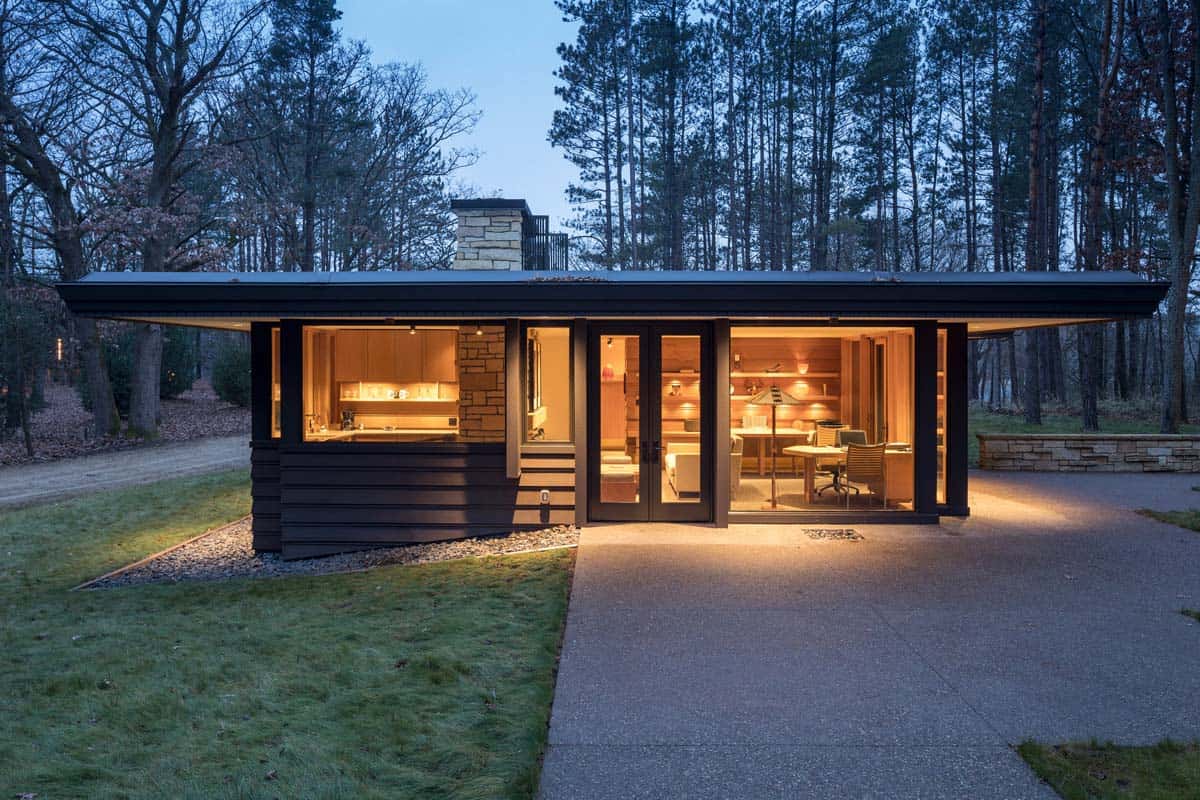 contemporary-home-garage-exterior