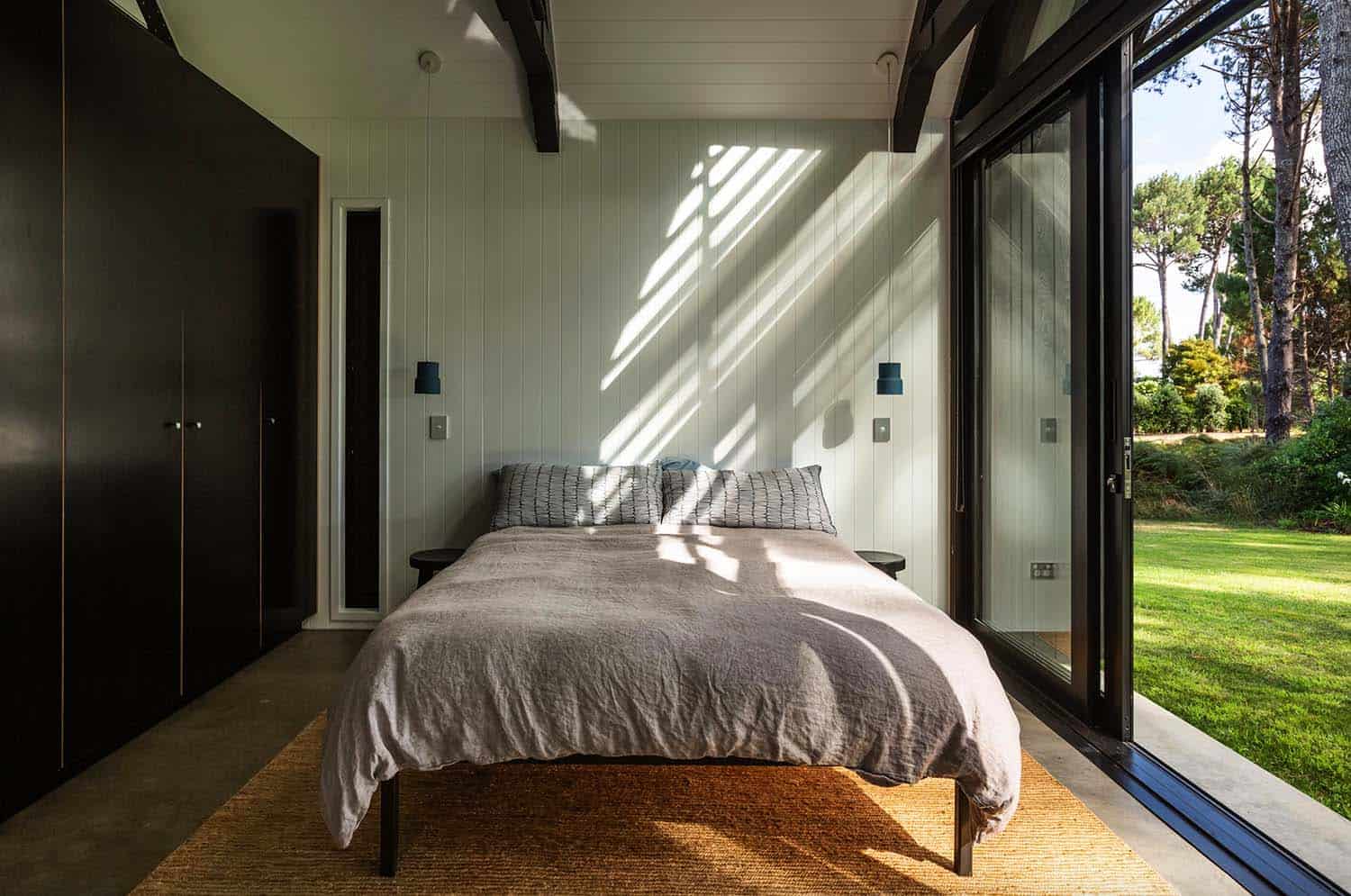 contemporary-cabin-bedroom