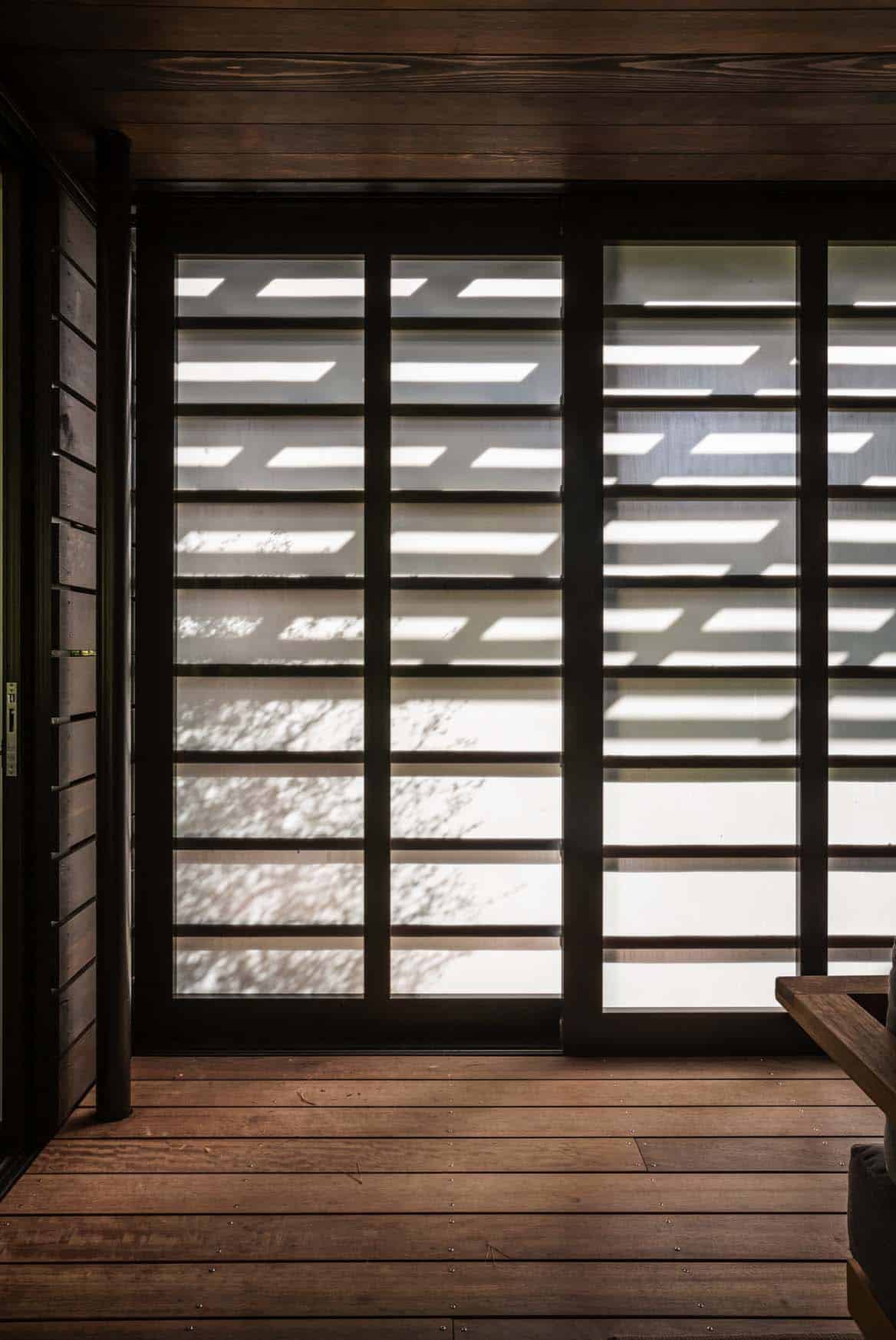 contemporary-cabin-sliding-panel-door-detail