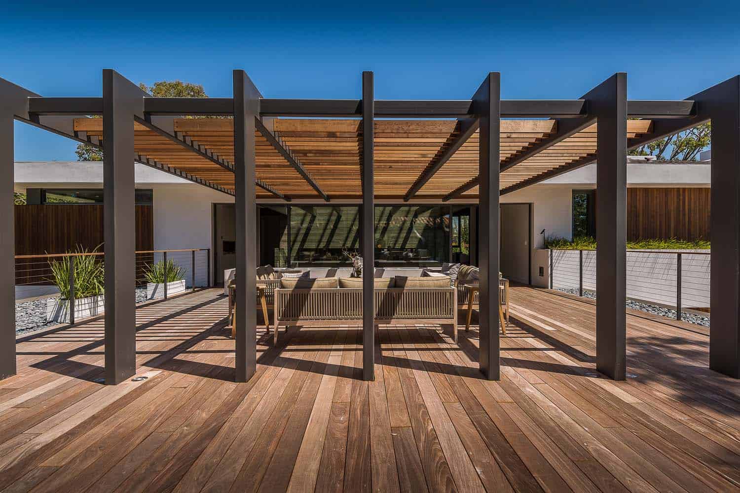 modern-villa-outdoor-covered-deck