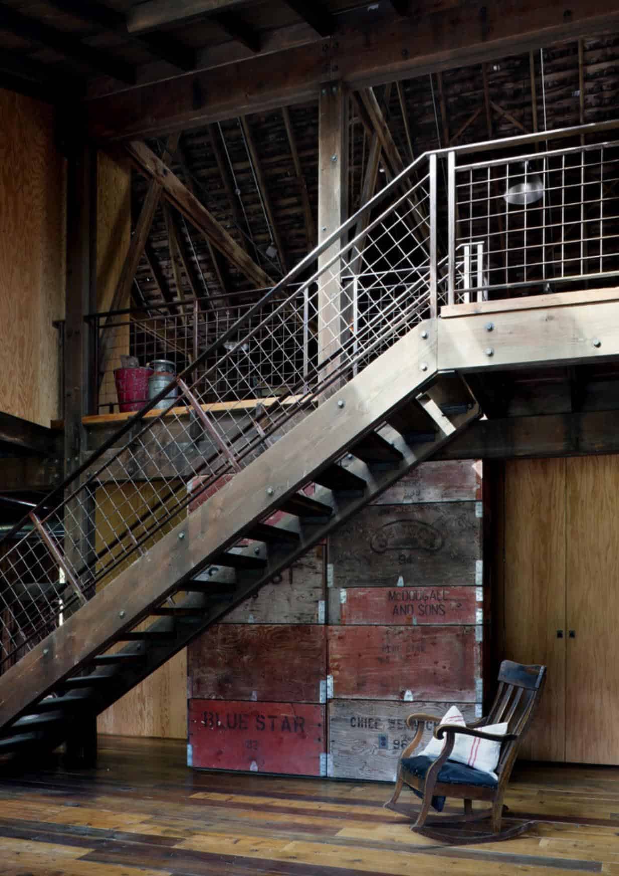 barn-rustic-staircase