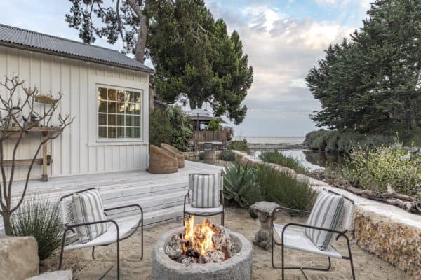 featured posts image for Contemporary surf shack provides a cozy refuge on the California coast