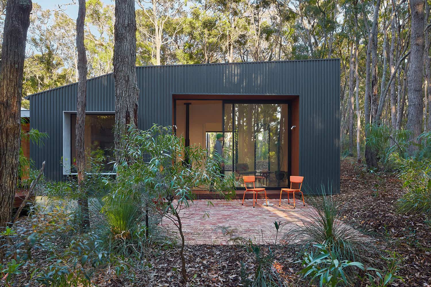 contemporary-pavilion-house-exterior