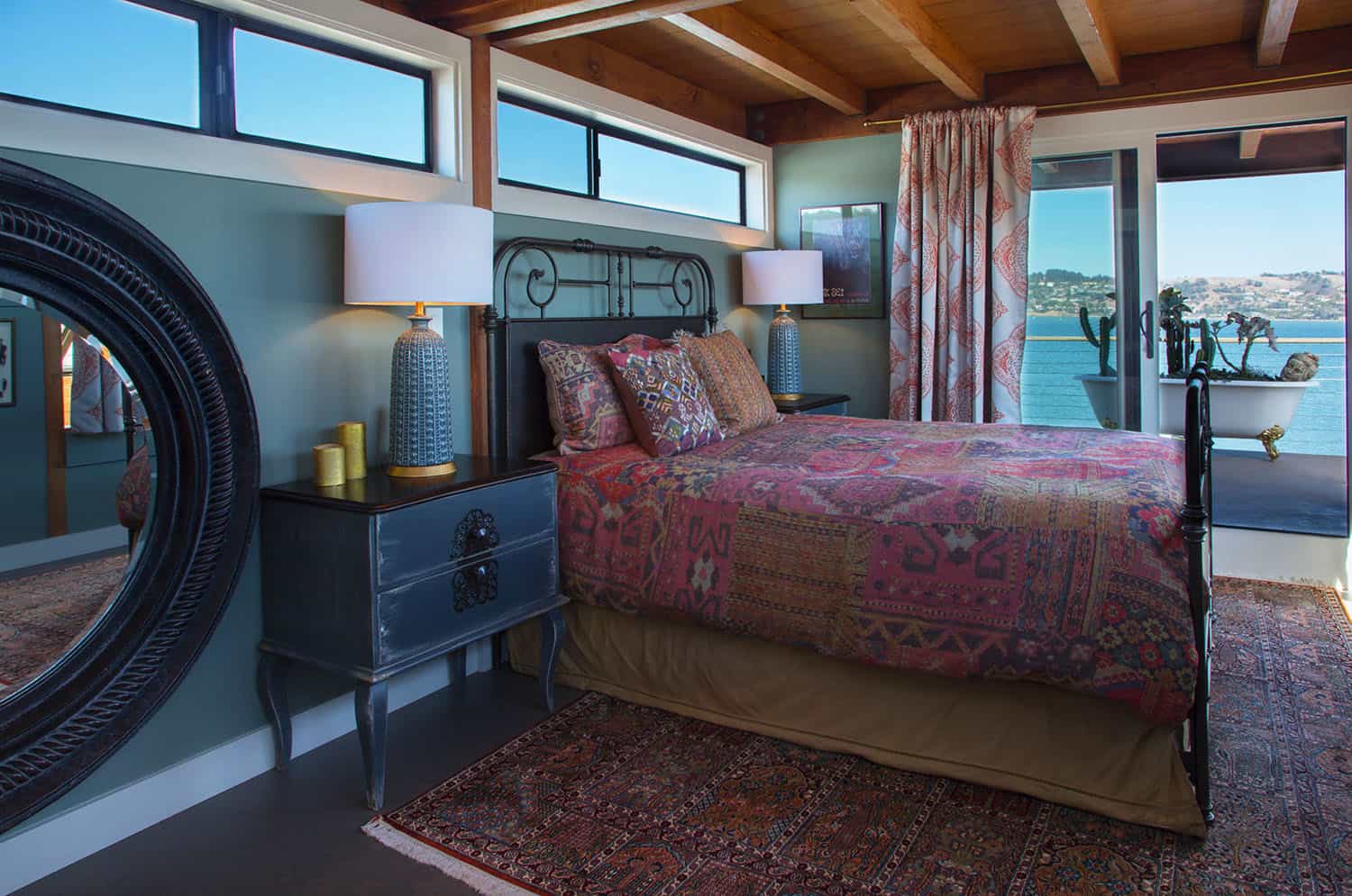 houseboat-eclectic-guest-bedroom