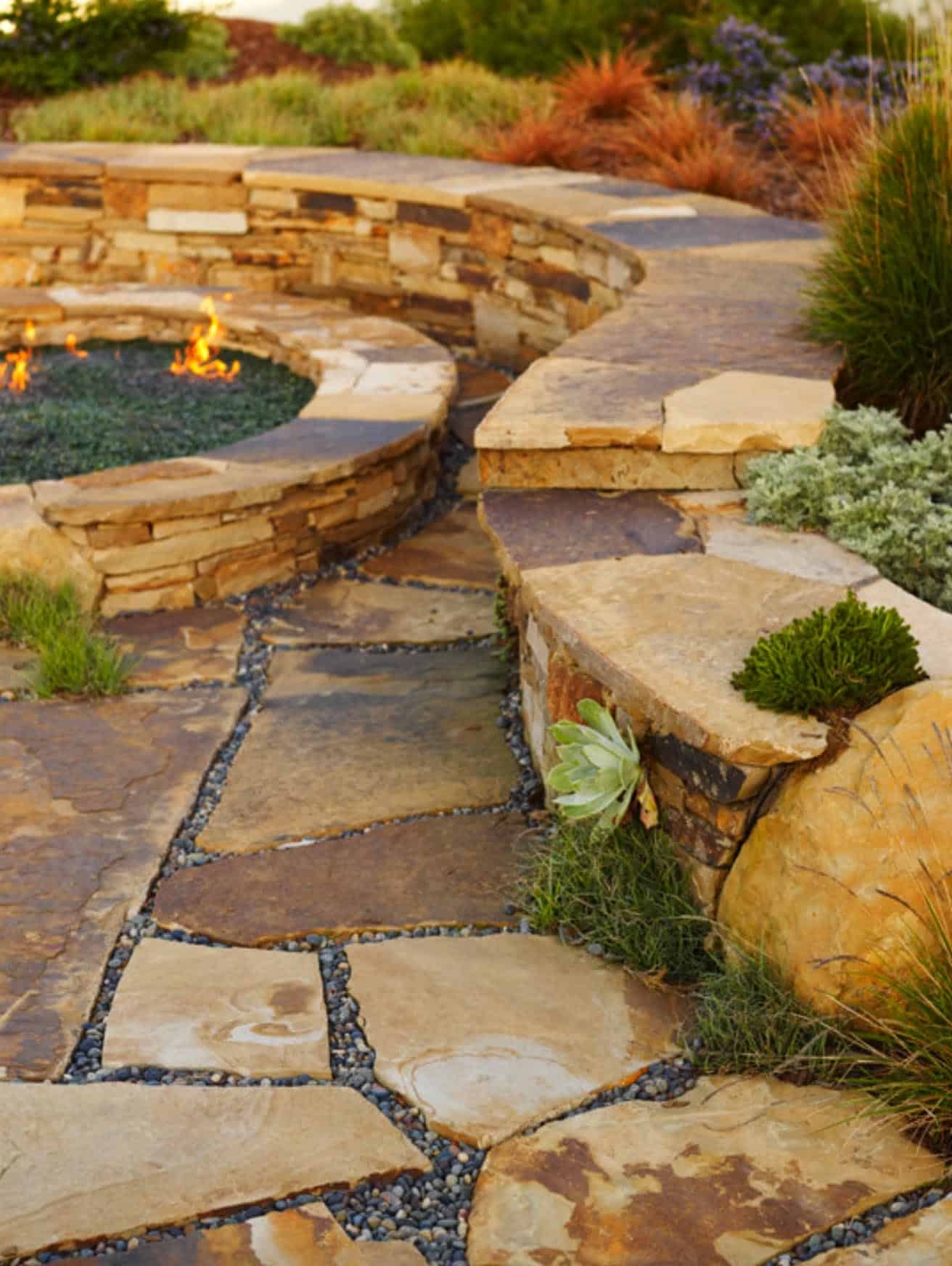 coastal-style-outdoor-design-ideas-with-fire-pit