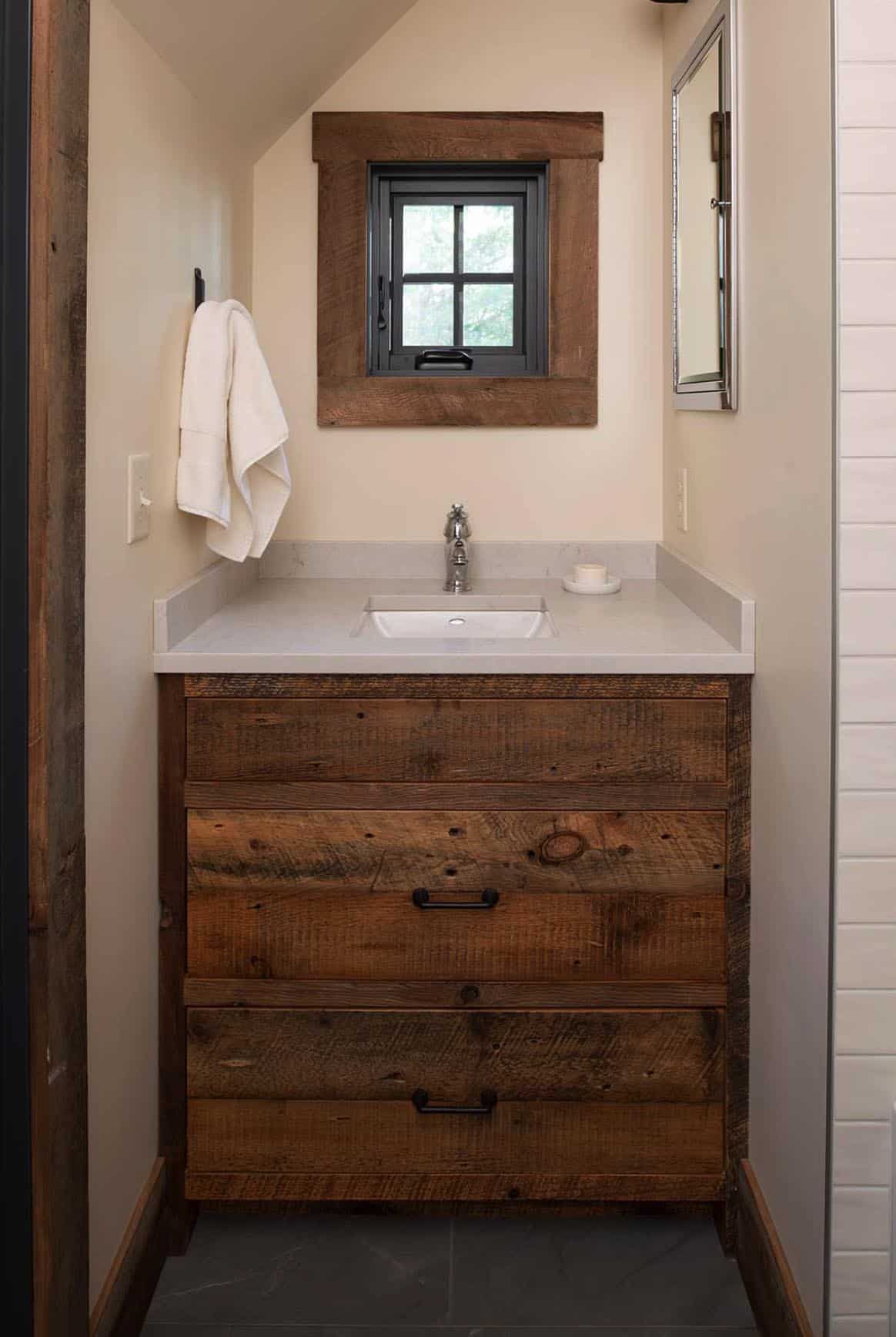 traditional-bathroom