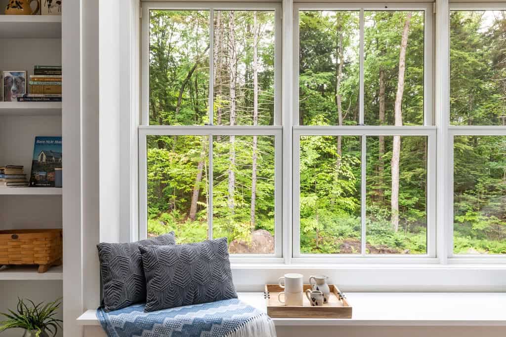 farmhouse-bedroom-window-seat