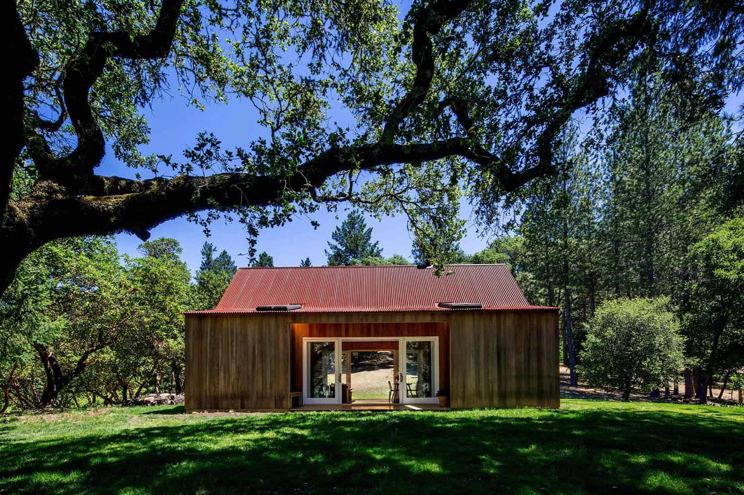 barn-style-cabin-exterior