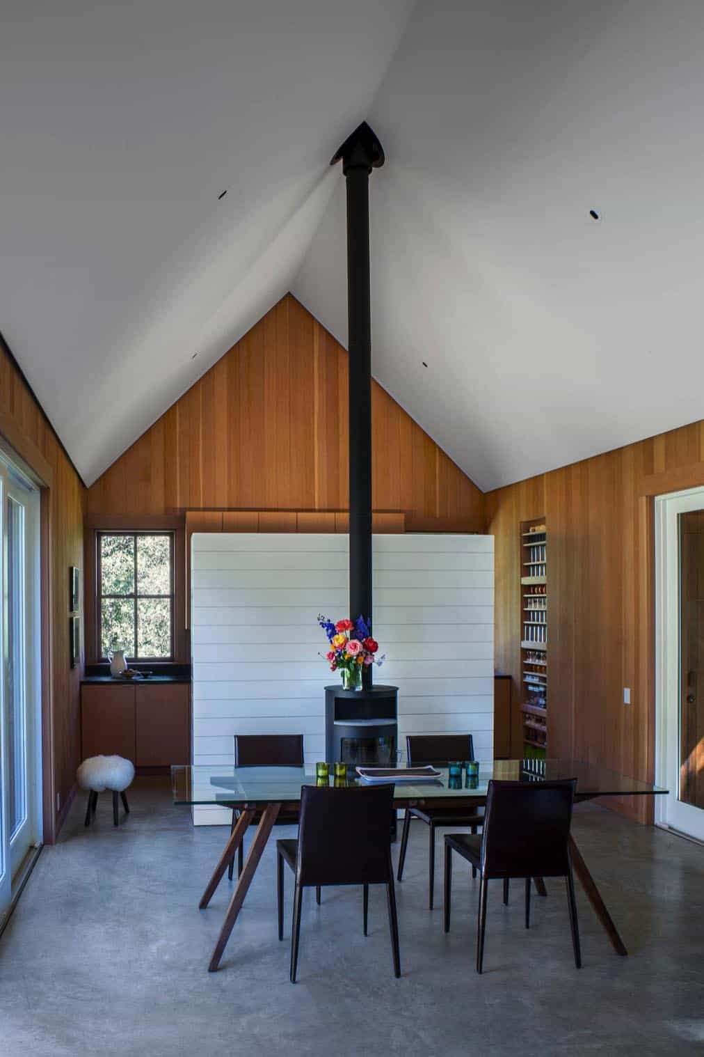 barn-style-cabin-dining-room