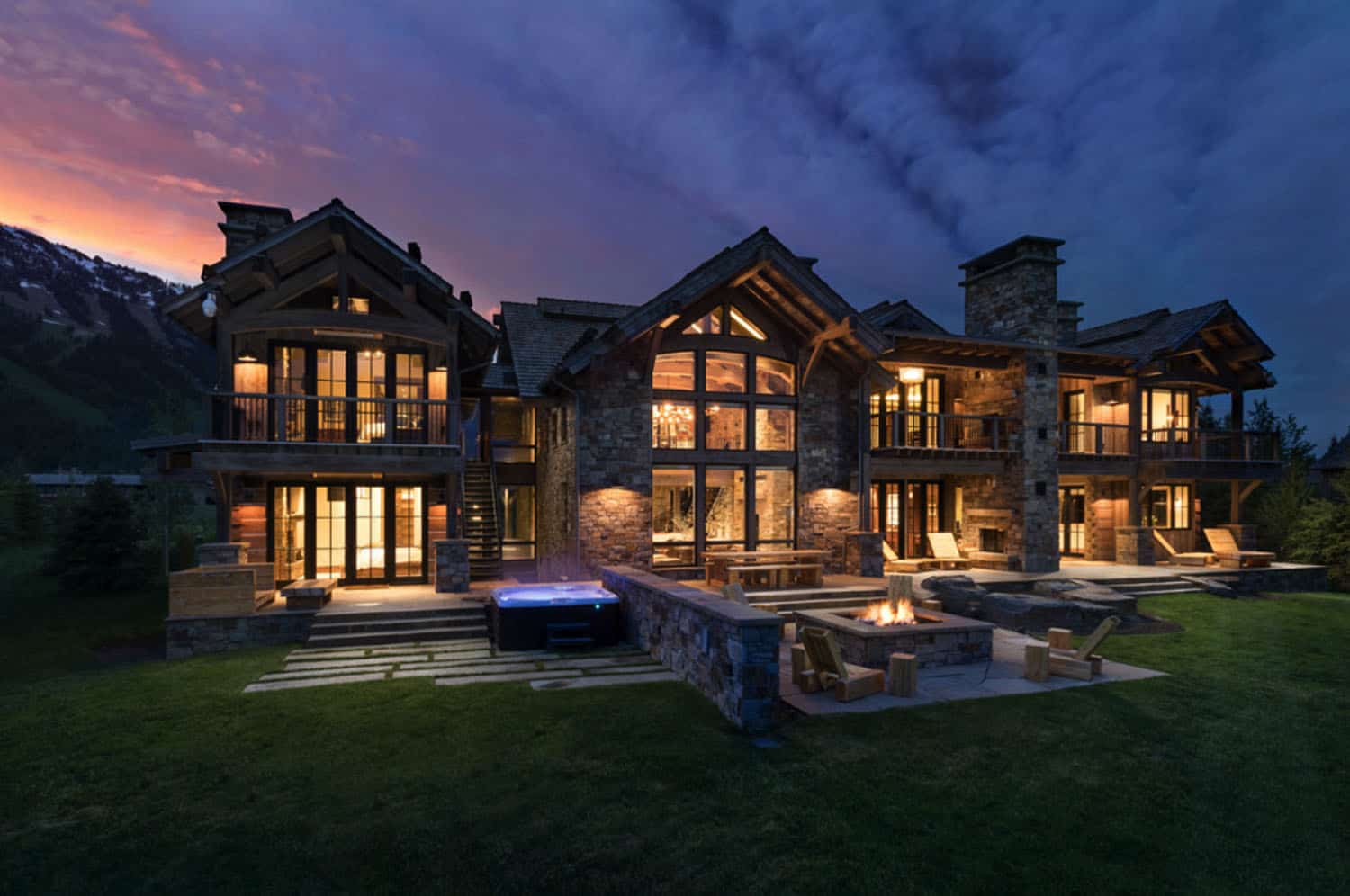 rustic-mountain-style-home-exterior