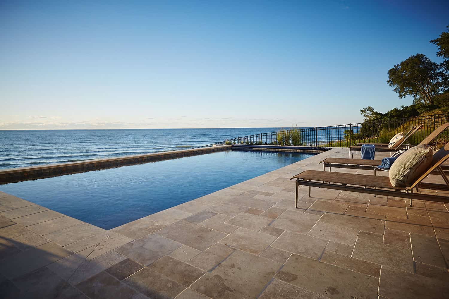 traditional-lakefront-pool