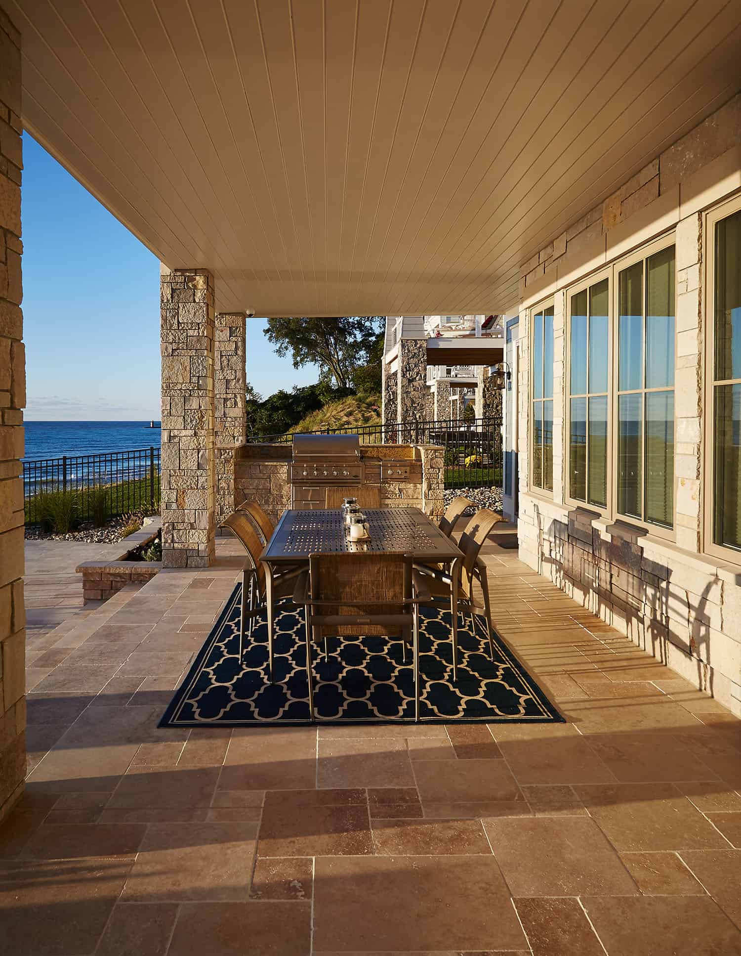 traditional-lakefront-patio
