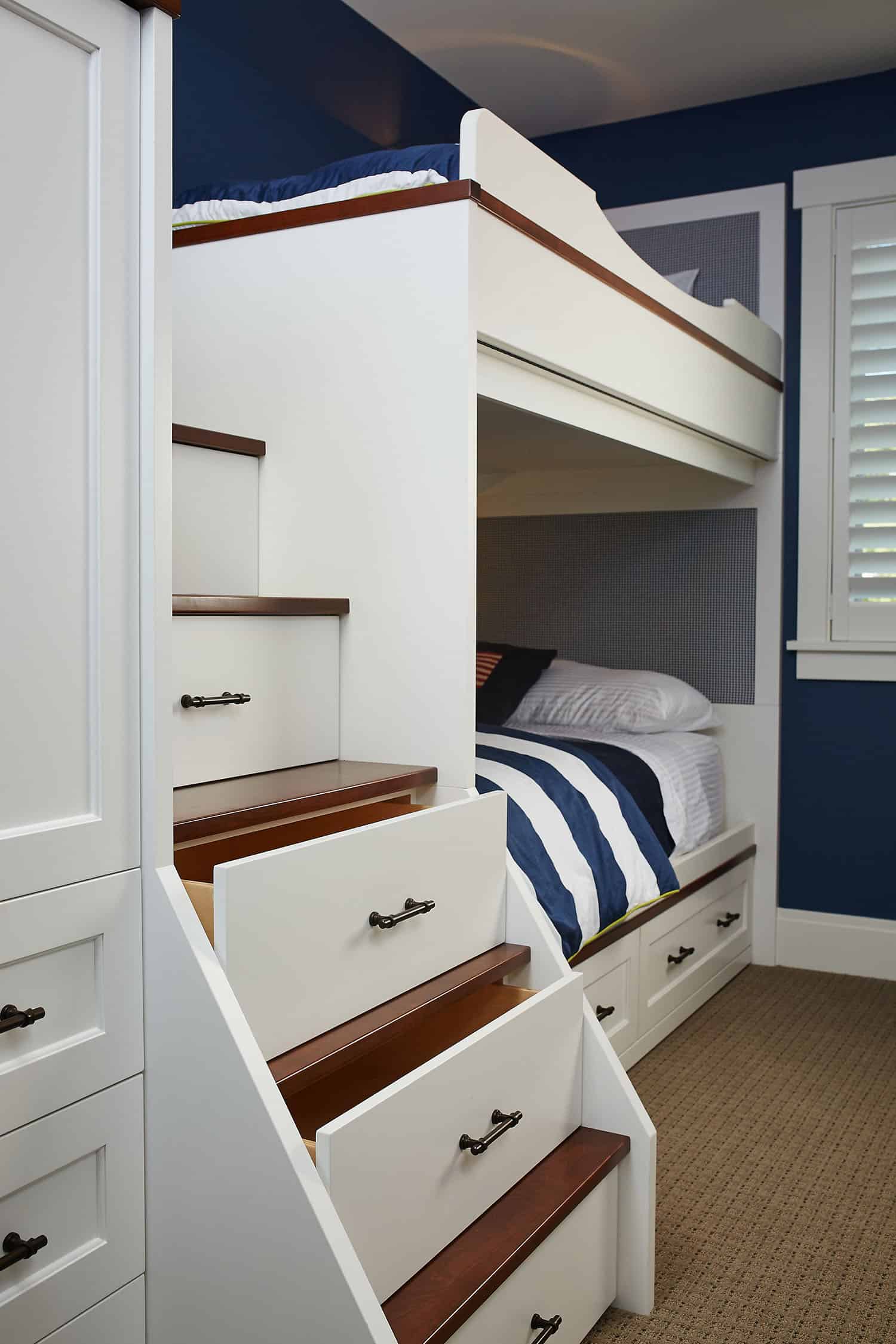 traditional-kids-bunk-bedroom