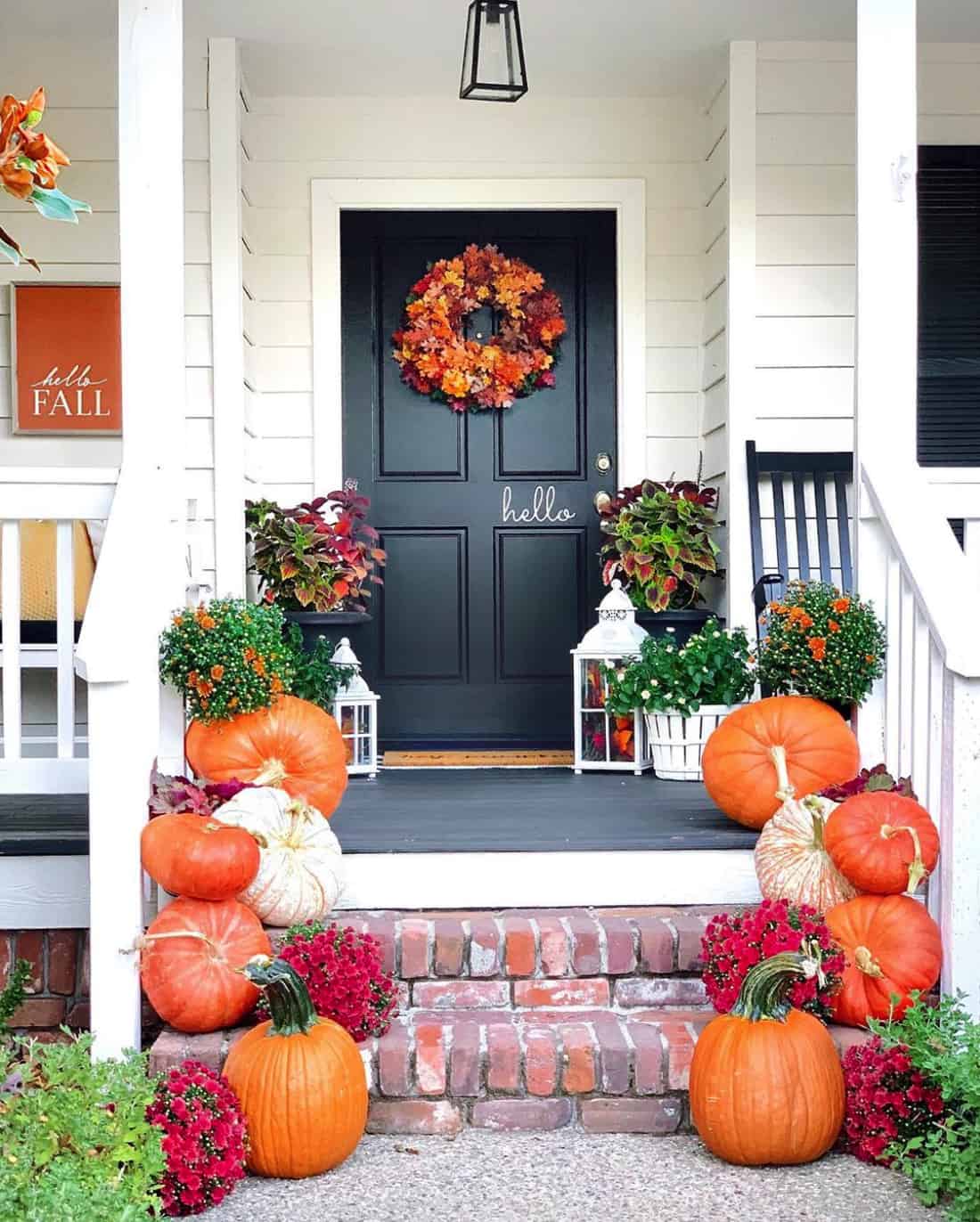 20+ Beautiful And Festive Fall Front Porch Decorating Ideas