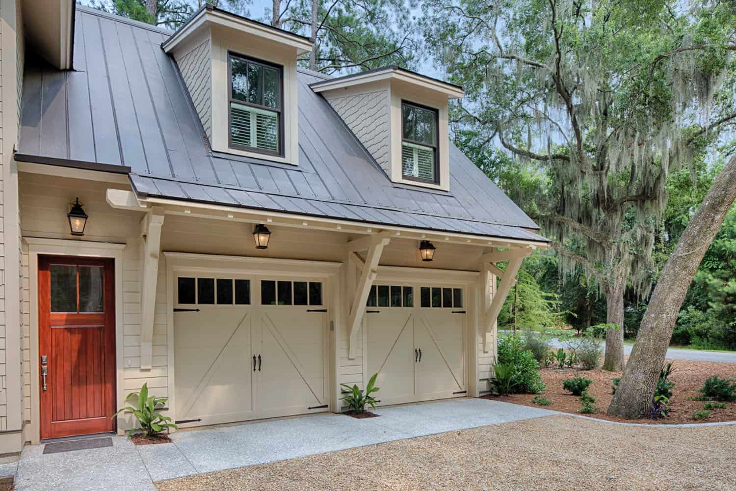 low-country-farmhouse-garage
